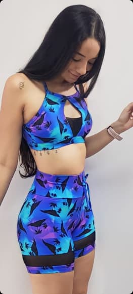 mulher usando roupa de academia olhando para baixo