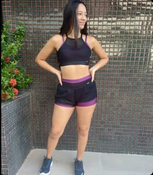 Mulher com roupa de academia